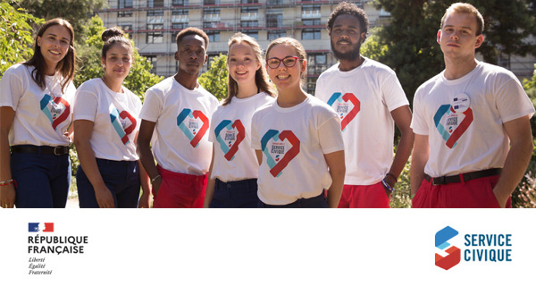 7 jeunes souriants avec le T-shirt Service Civique